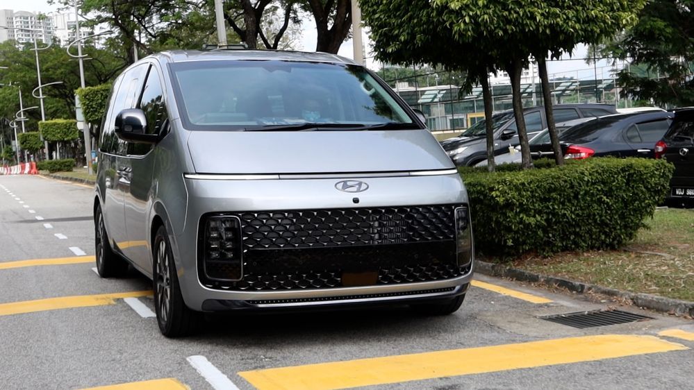 2022 Hyundai Staria vs 2021 Toyota Alphard - Can The Staria Challenge ...