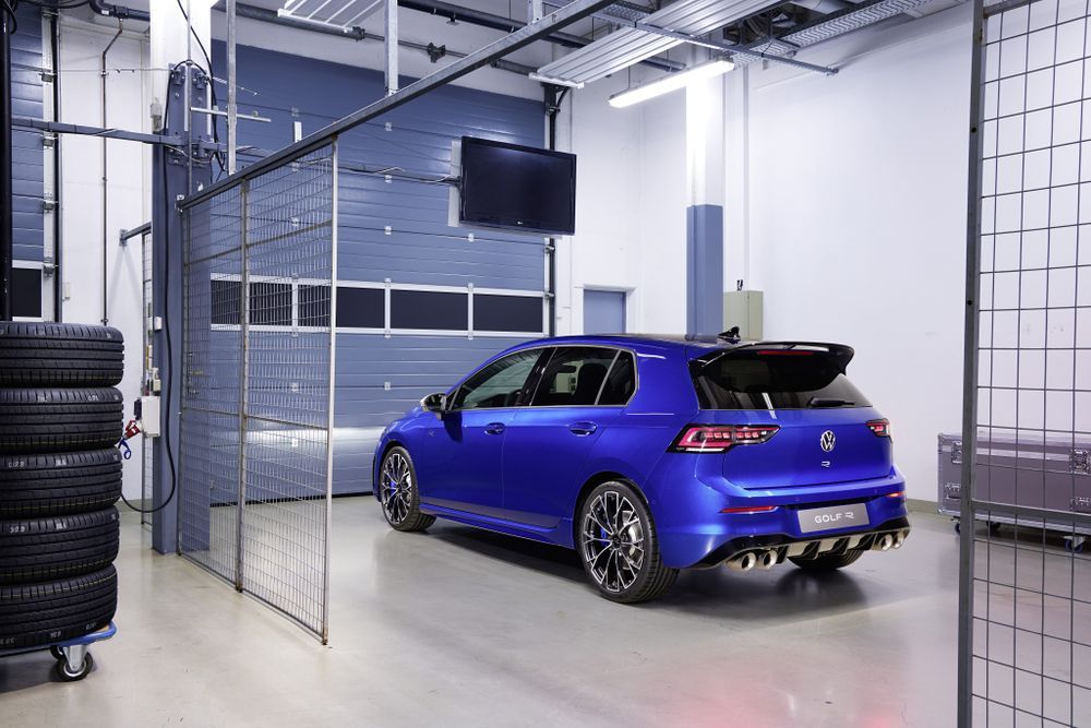 2025 volkswagen golf r variant black edition price specs