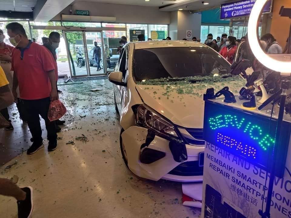perodua myvi,masuk shopping mall,kemalangan