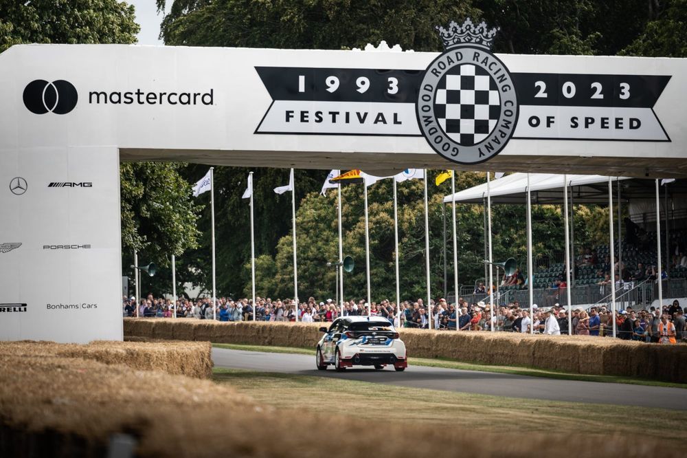 toyota gr yaris h2 hydrogen goodwood 2023 rowan atkinson