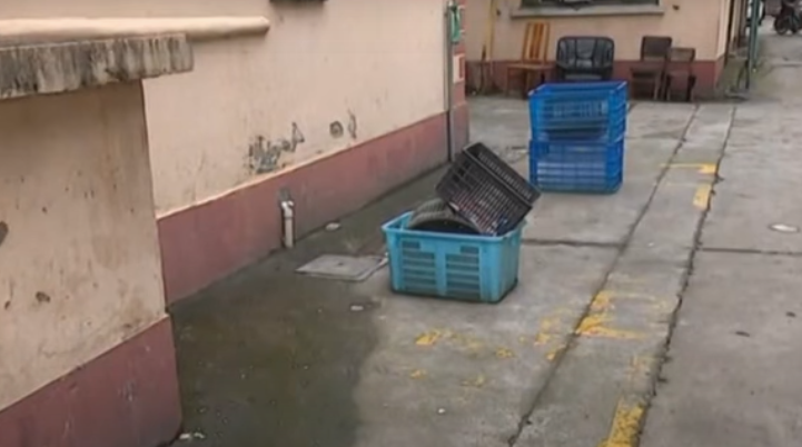 Kim Teng Park resident placing items in parking bays