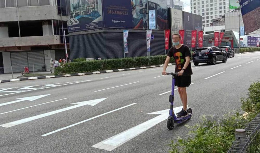 beamskuter elektrik di jalan raya,e-skuter