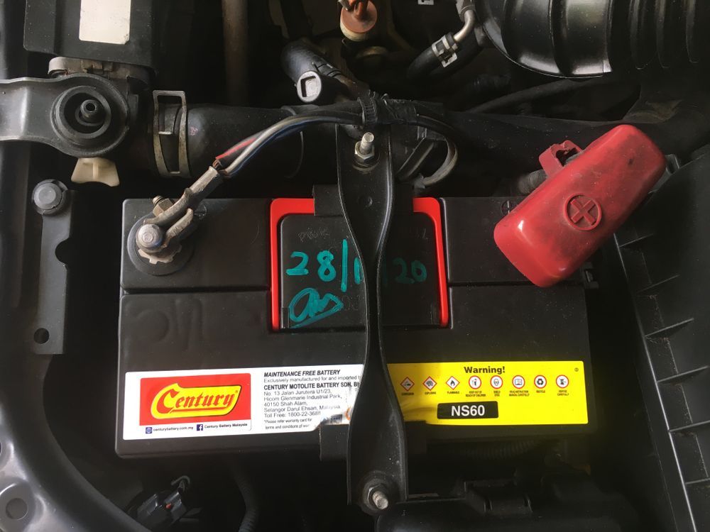 bateri kereta penting untuk menghidupkan komponen eletrik kereta yang lain.