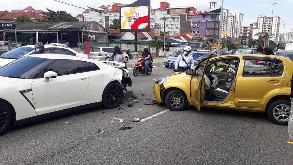 perodua myvi,nissan gt-r r35,kemalangan,godzilla vs king