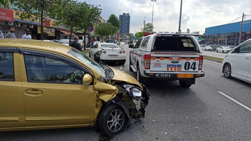 keadaan depan kereta Myvi yang musnah akibat kemalangan