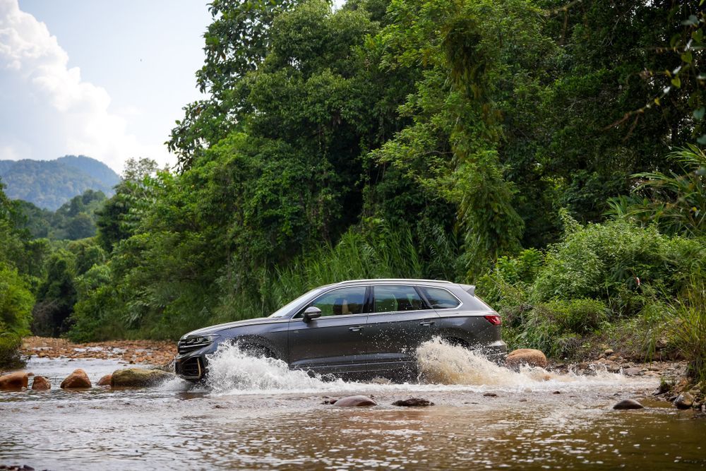 2024 volkswagen touareg r-line review driving impressions malaysia carlist