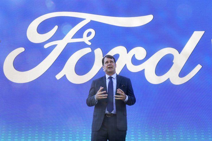 Ford CEO Says It Will Keep Apple CarPlay, Android Auto: 'We Lost That  Battle 10 Years Ago