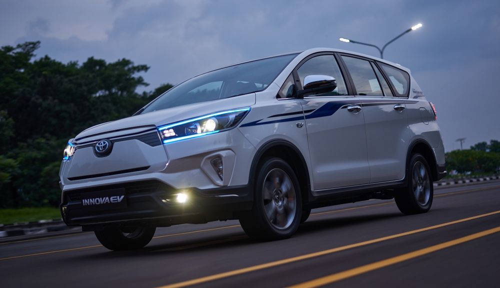 Spied: Is this the next Toyota Innova? - Auto News | Carlist.my