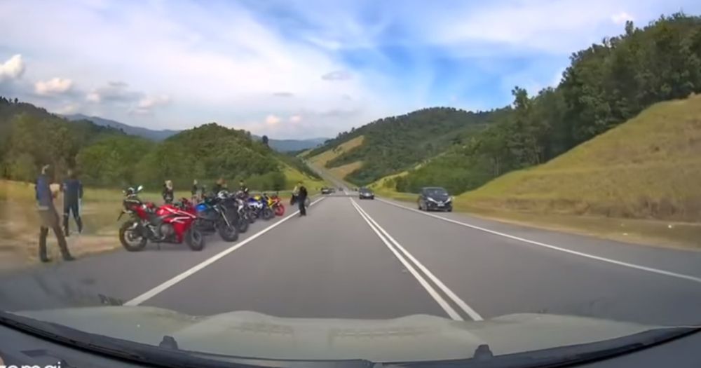jalan temiang-pantai,lempar helmet,mat motor