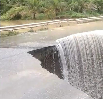 Pan Borneo Feeder Road Destroyed Due To Flash Flood