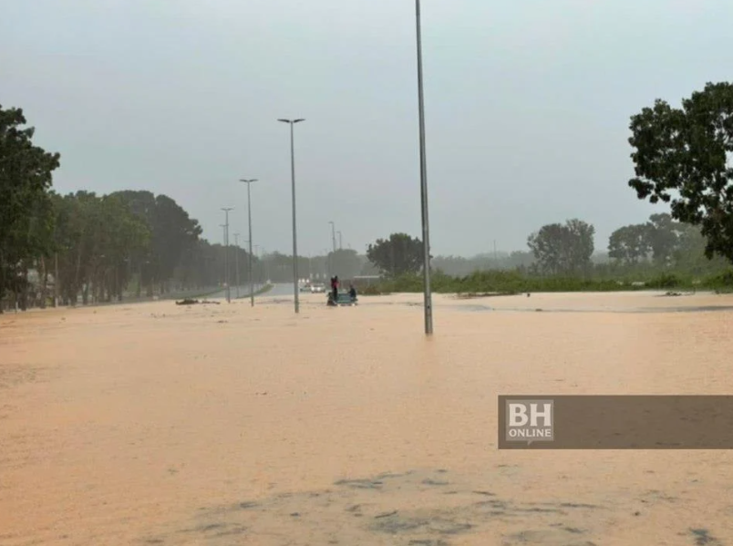 terkandas,banjir,bumbung kereta,air naik