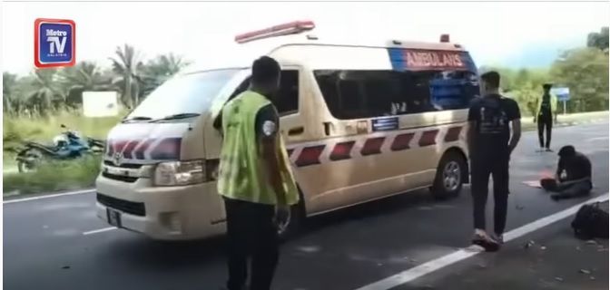Perodua Alza 16 tahun merempuh dua pemotong rumput