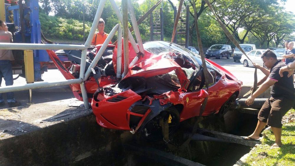 14823-2015-ferrari-458-s-sarawak-crash-1.jpg