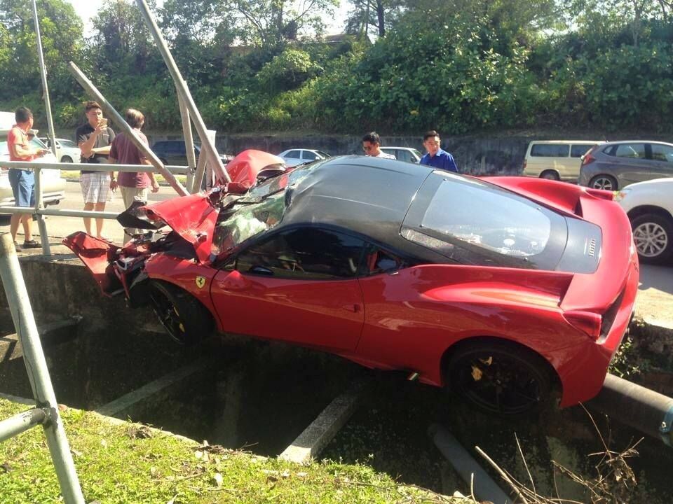 14823-2015-ferrari-458-s-sarawak-crash-2.jpg