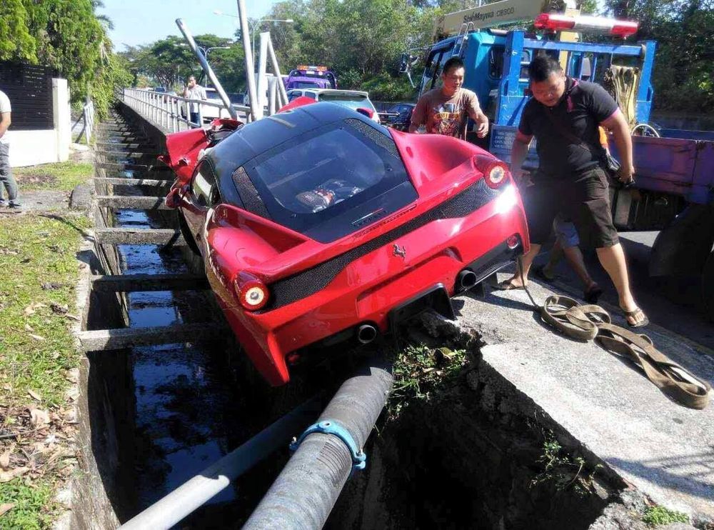 14823-2015-ferrari-458-s-sarawak-crash-3.jpg