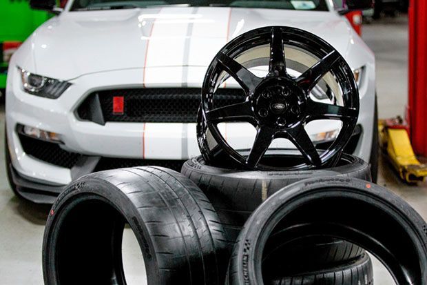 16864-2015-ford-mustang-shelby-gt350r-carbon-fibre-wheels-details-1.jpg