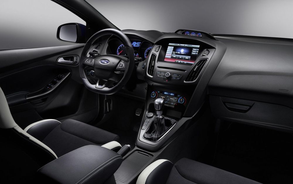 35330-2015-focus-rs-interior.jpg