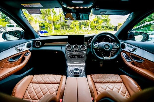 The w204 interior is one of the most good looking interiors of its time  anyone agrees? : r/mercedes_benz