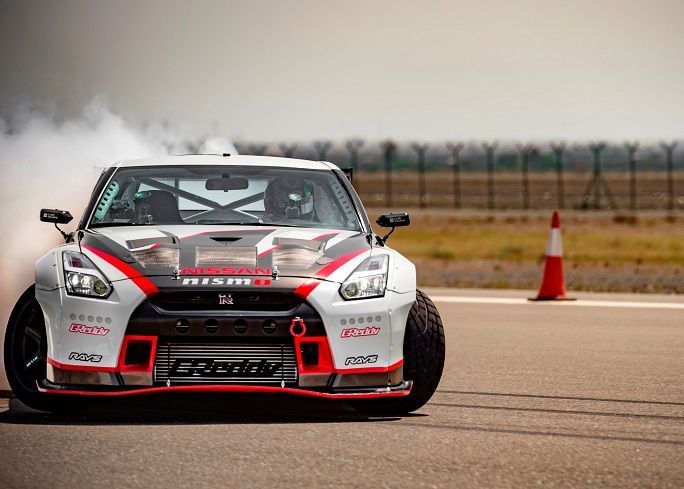 38078-nissan_gt-r_r35_dubai_drift_challenge_kawabata_2.jpg