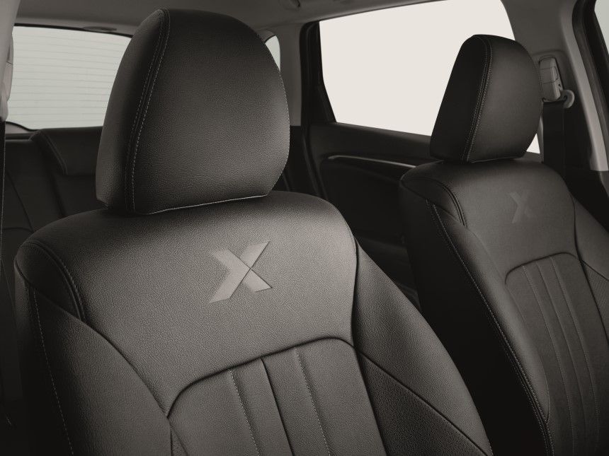 41194-x_edition_models_fitted_with_half-leather_seats_to_provide_extra_comfort.jpg