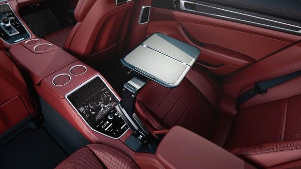 42948-high_interior_panamera_4_e_hybrid_executive_2016_porsche_ag.jpg