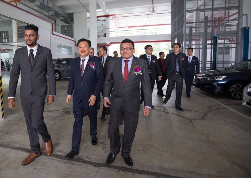 45182-04_honda_malaysia_president_and_coo_encik_roslan_abdullah_r_touring_the_biggest_honda_4s_centre_with_kah_motor_ceo_dato_lim_tiong_boon_centre.jpeg