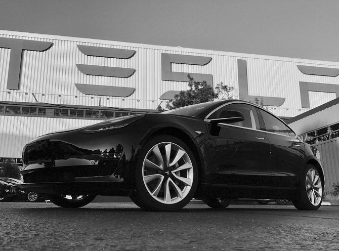 46225-tesla_model_3_photo_1.jpg