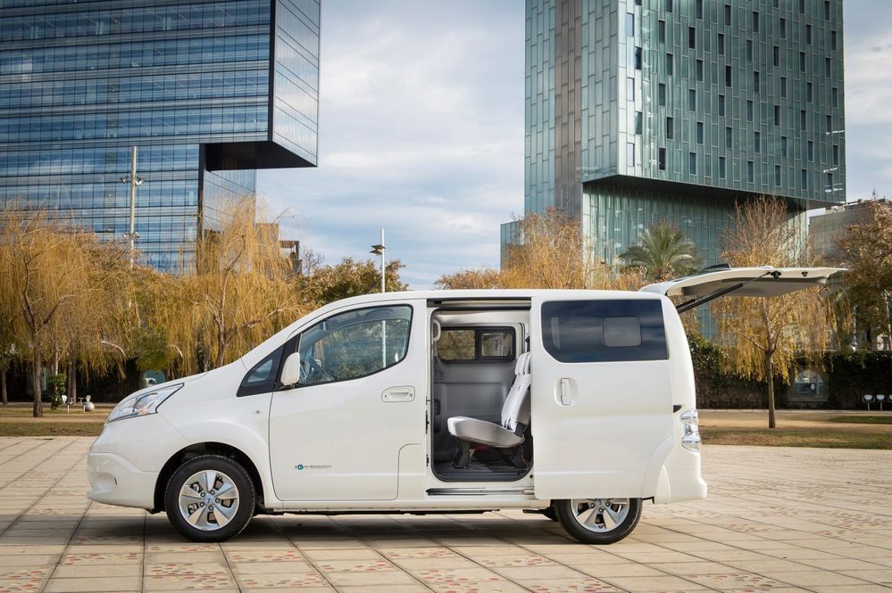 47624-426205631_nissan_world_premiere_of_new_longer_range_e_nv200_van.jpg