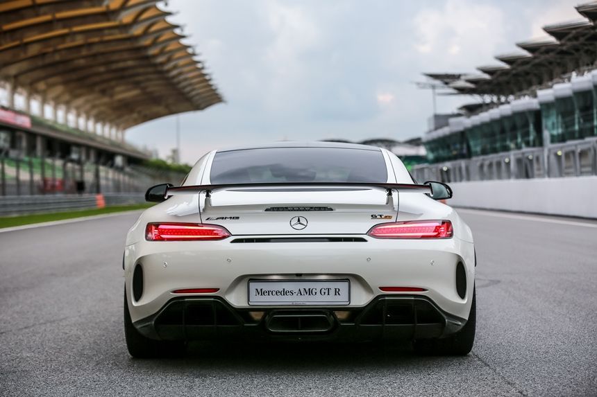 48124-gallerymercedes-amg_gt_r_27.jpg