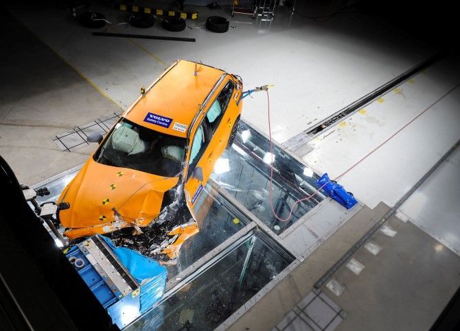 50424-223507_new_volvo_v60_crash_test_still.jpg