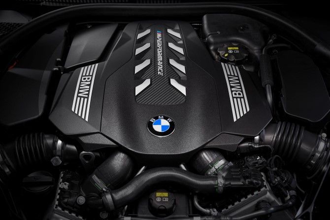 51287-p90306673_highres_the-all-new-bmw-8-se.jpg