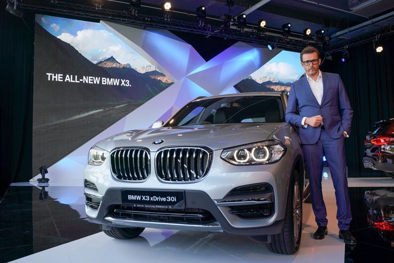 51388-bmw-x3-launch-hh-pose.jpg