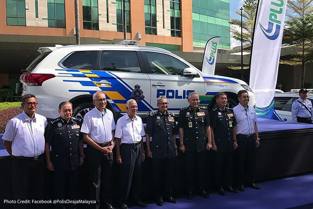 51703-pdrm_plus_mitsubishi_outlander_handover_2.jpg