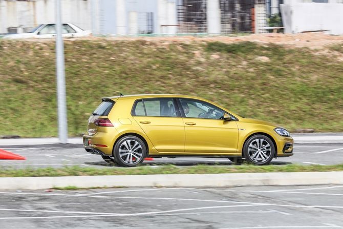 52013-body_volkswagen_golf_family_drive_14.jpg