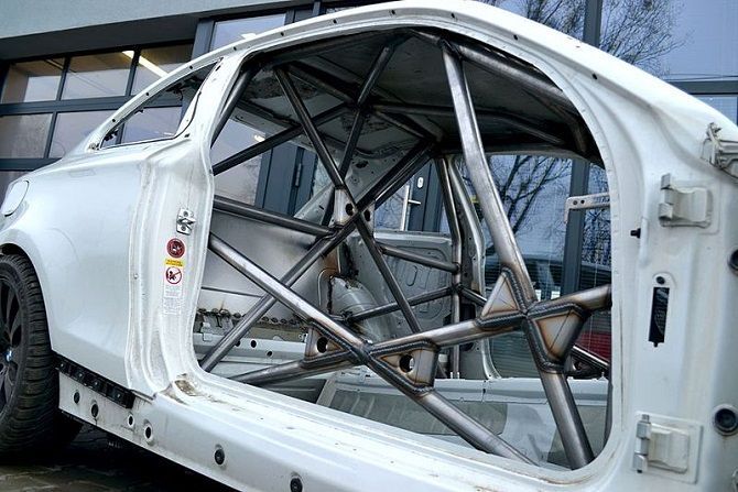 the-dangers-of-roll-cages-and-racing-harnesses-insights-carlist-my