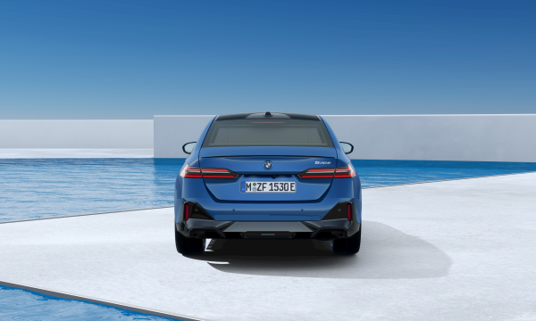 BMW 530e M Sport 2024 สี Phytonic Blue ด้านท้าย