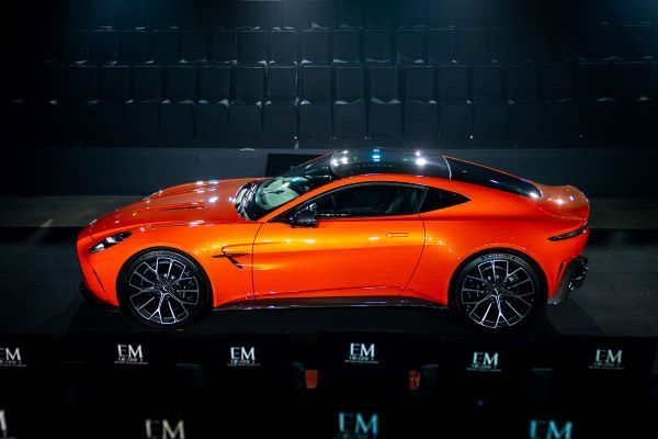 Aston Martin New Vantage 2025 ด้านข้าง