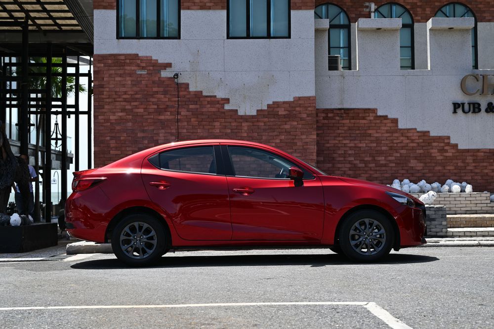 NEW MAZDA 2 ESSENTIAL ULTRA ด้านข้าง