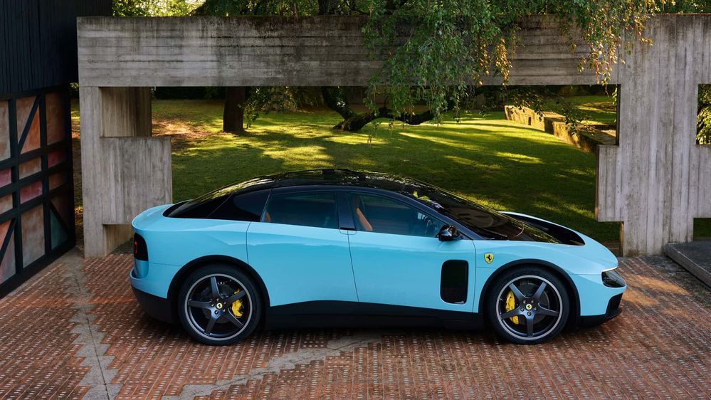Ferrari Luce ด้านข้าง