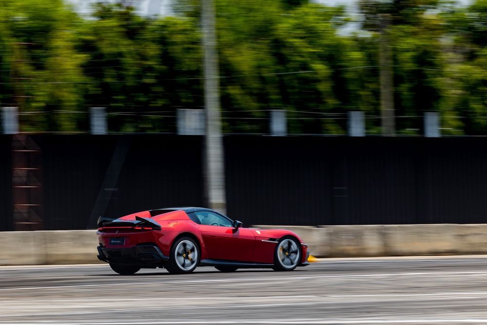 Ferrari 12Cilindri Spider ขับดีไหม?