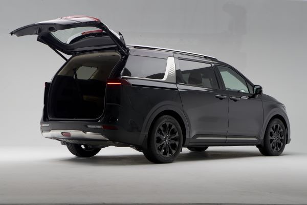 The Kia Carnival SXL Luxury Diesel รุ่น 7 ที่นั่ง 2025 เปิดท้าย