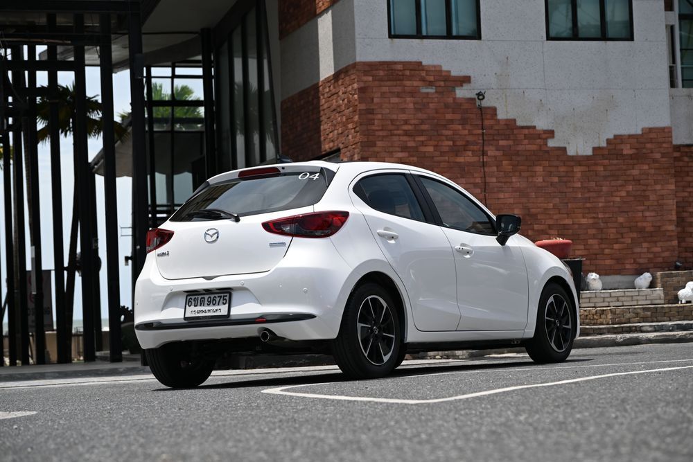 NEW MAZDA 2 ESSENTIAL SIGNATURE Sport ด้านท้าย