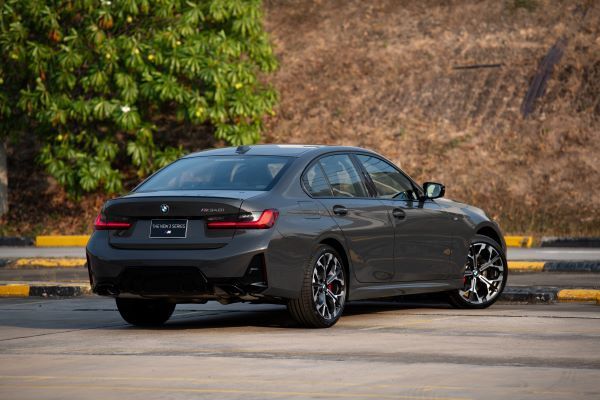 BMW M340i xDrive 2025 ด้านหลัง