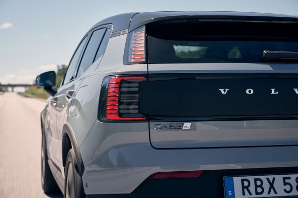 Volvo EX30 Cross Country 2025 ด้านหลัง