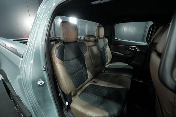 Isuzu D-Max V-Cross 2025-2026 เบาะโดยสาร