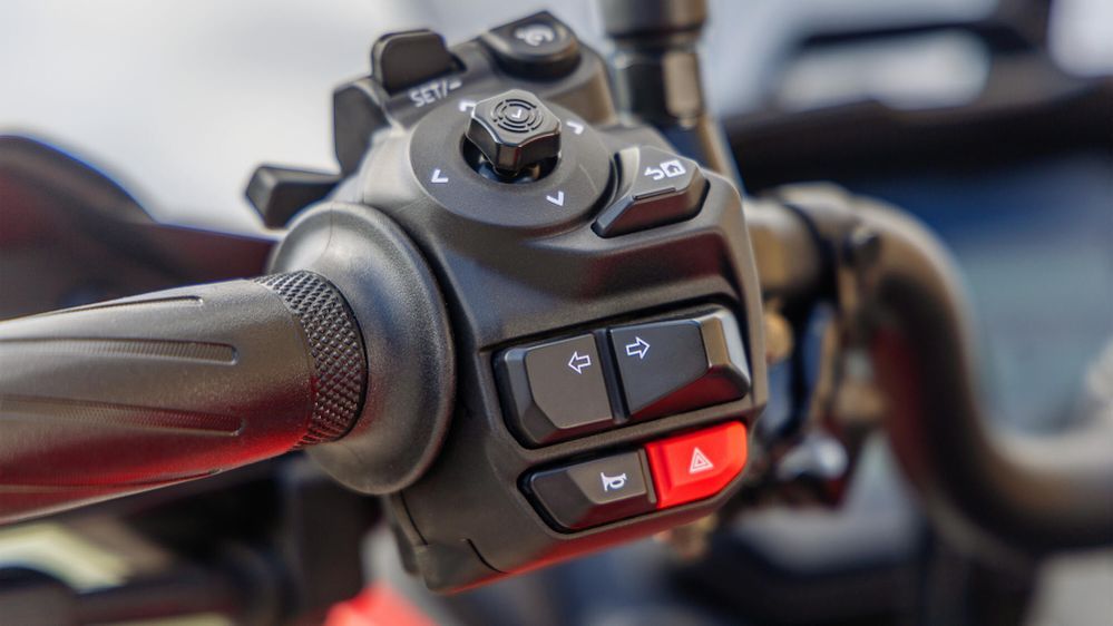 2025 Yamaha TRACER 7 left handle bar switch