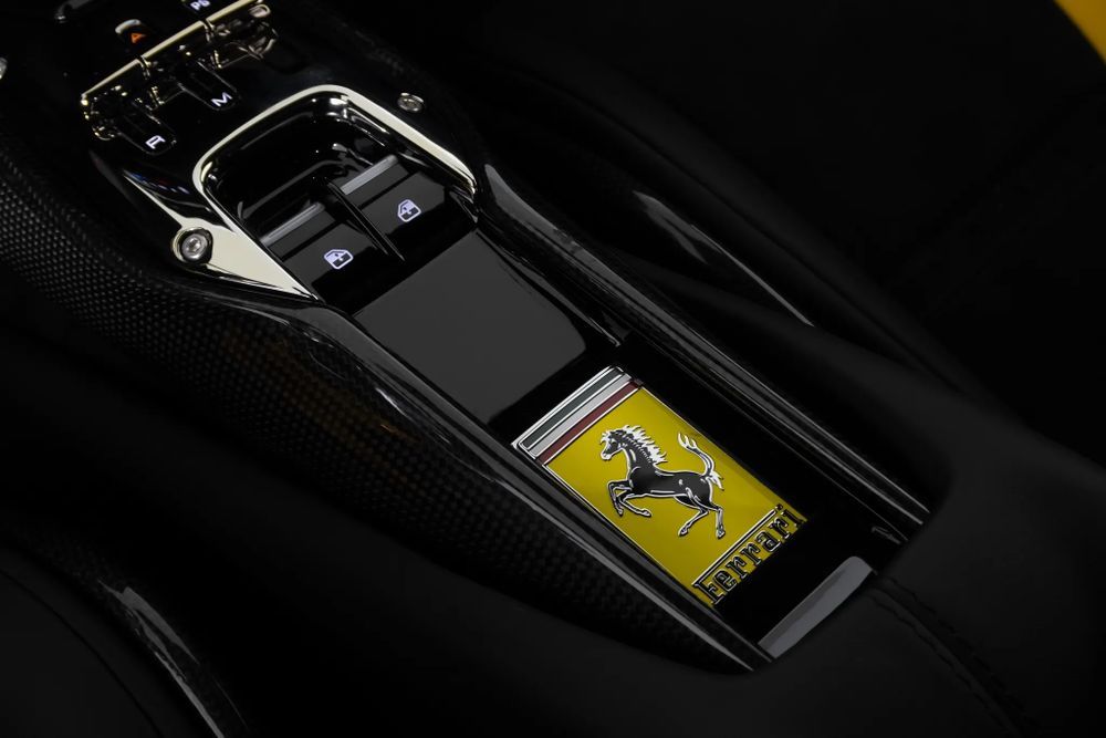 Ferrari 296 GTB ปุ่มเกียร์