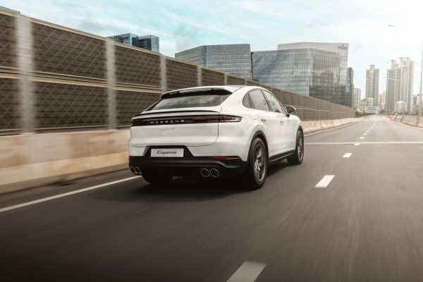 Porsche Cayenne S E-Hybrid Coupe 2024 ด้านท้าย