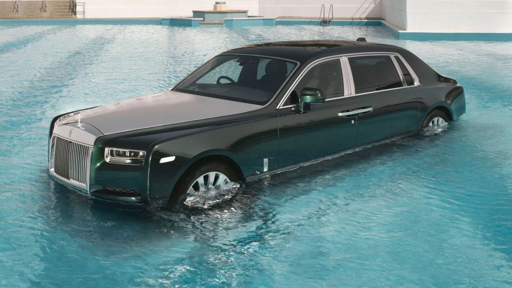Rolls-Royce Phantom ลงสระ