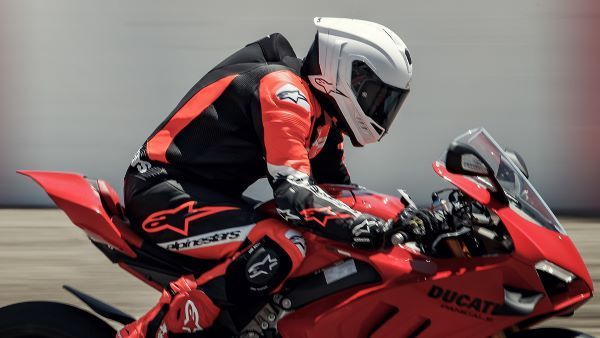 Alpinestars เปิดตัวหมวกกันน็อคทางเรียบ Supertech R10 2025 1